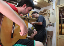 Guitarrista en el taller de luthier